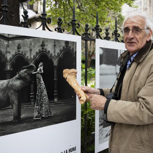 2016, François Poplin devant les grilles du jardin du Luxembourg, Paris